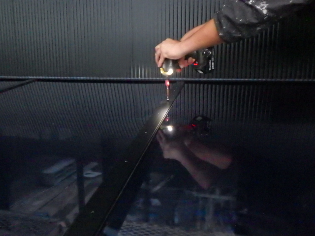 テラス屋根の取り付け中です