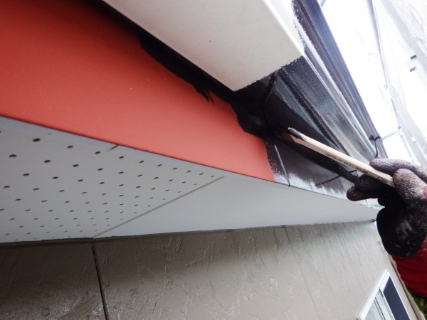 破風板金と軒樋の中塗り中です