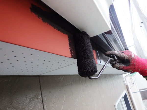 破風板金と軒樋の中塗り中です