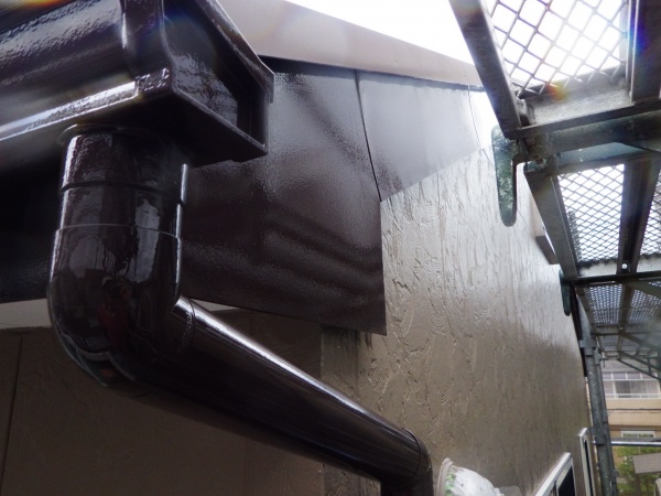 破風板金と軒樋の中塗り終了です