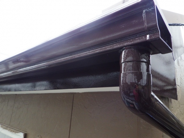 破風板金と軒樋の中塗り終了です