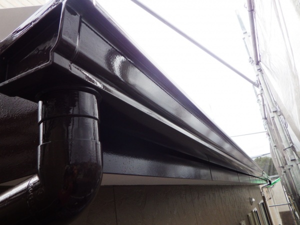 破風板金と軒樋の中塗り終了です