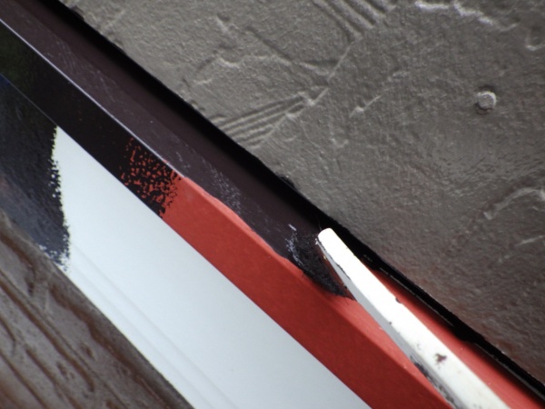 破風板金と軒樋の中塗り中です