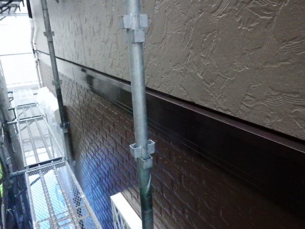 幕板と中間水切りの中塗り終了です