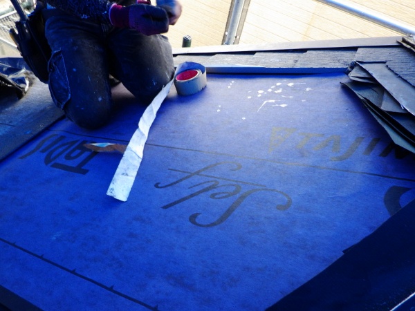 ルーフィング貼り付け中です