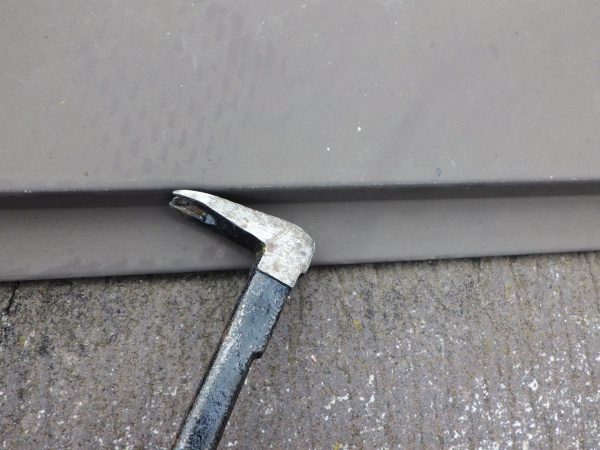 棟板金の撤去中です