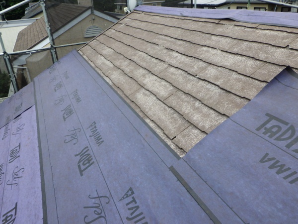 ルーフィングの貼り付け中です