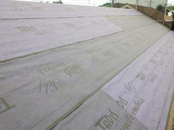 ルーフィングの貼り付け終了です