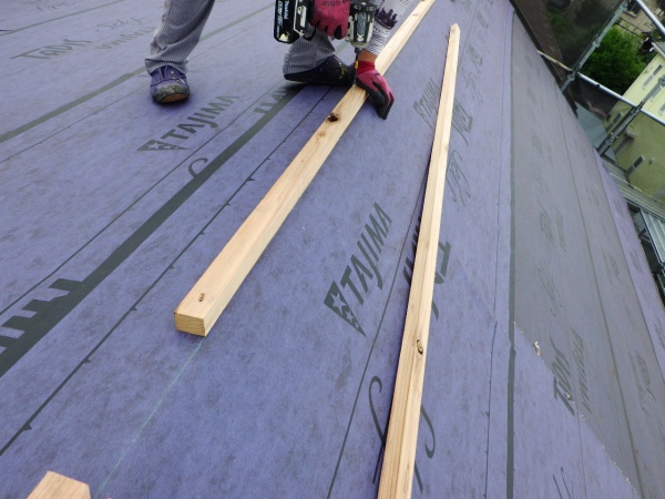 棟木の取り付け中です