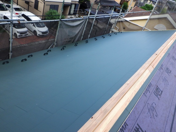 北面のルーフ貼り付けが終了しました