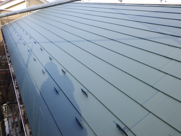 北面のルーフ貼り付けが終了しました