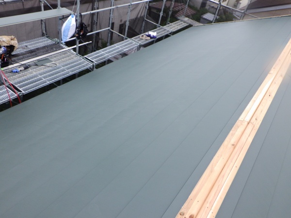 南面のルーフ貼り付けが終了しました