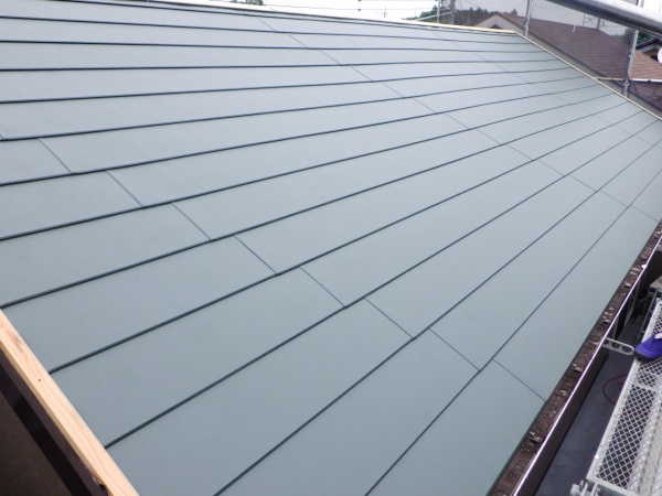 南面のルーフ貼り付けが終了しました