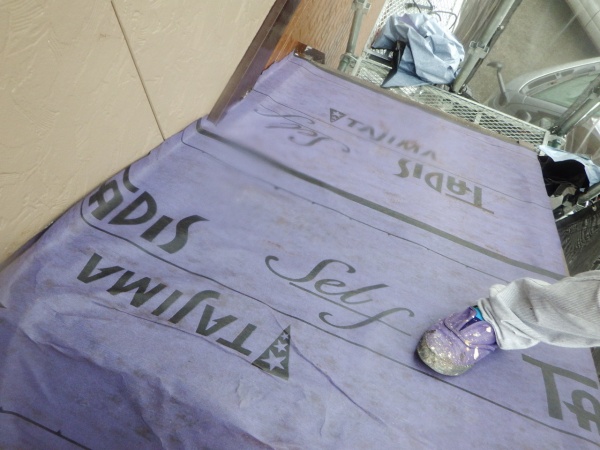 下屋根のルーフィング貼り付けが終了しました