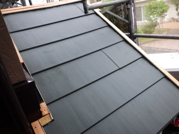 下屋根のルーフ貼り付けが終了しました