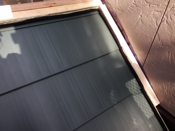 下屋根にケミカル面戸を取り付けました