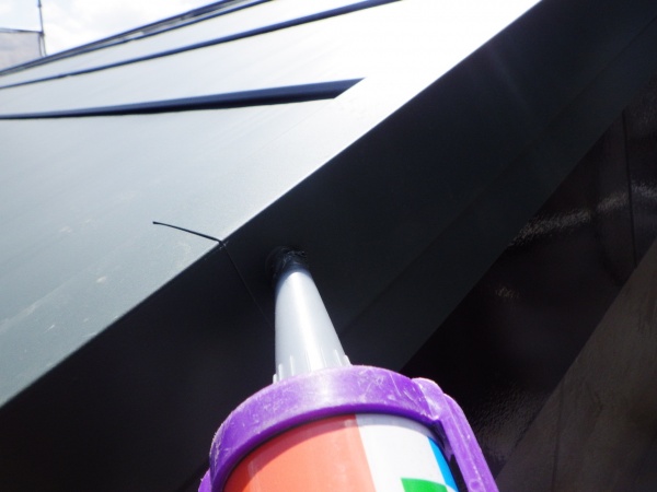 釘頭のシーリング中です