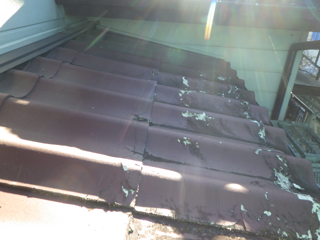 施工前の玄関屋根の状態です