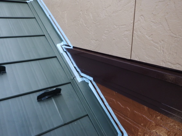 下屋根シーリング養生です