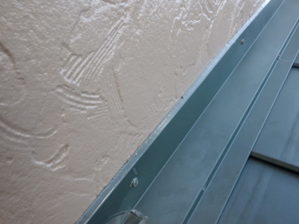 下屋根シーリング終了です