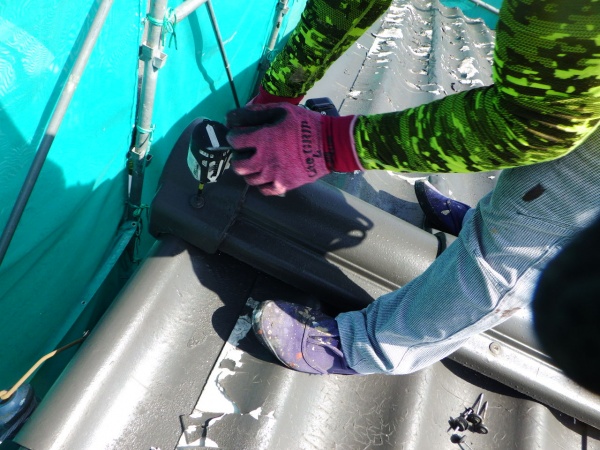 丸瓦の撤去中です