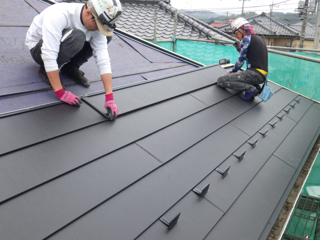 ルーフ貼り付け中