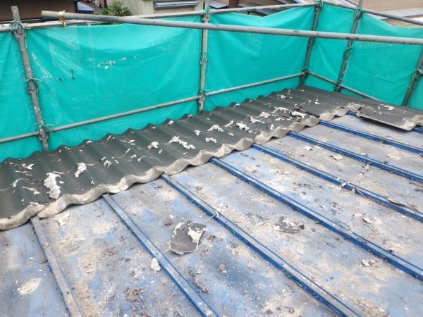 波形スレート屋根材の撤去中です