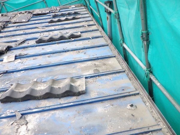 波形スレート屋根材の撤去中です