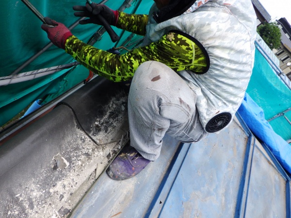 袖瓦の撤去中です