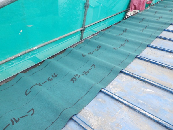 ルーフィングを貼り付けました