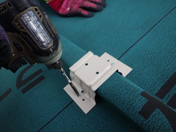 ４５ロック吊り子取り付け中です