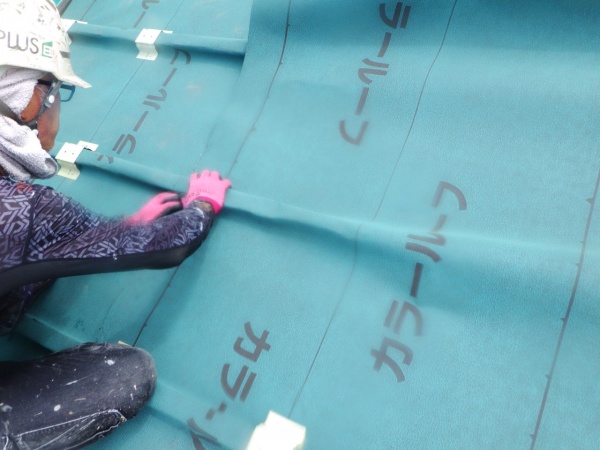 ルーフィングの固定中です