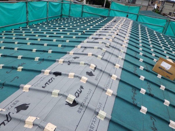 棟のルーフィング貼り付け終了です