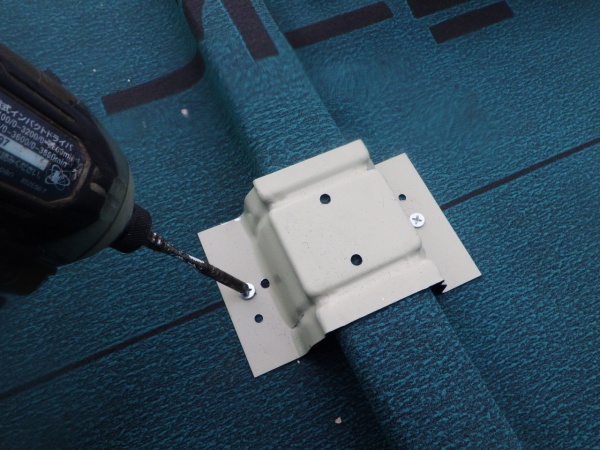 ４５ロック吊り子の取り付け中です