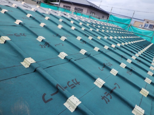 ルーフィングと４５ロック吊り子の取り付けが終了しました