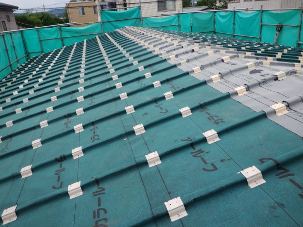 ルーフィングと４５ロック吊り子の取り付けが終了しました