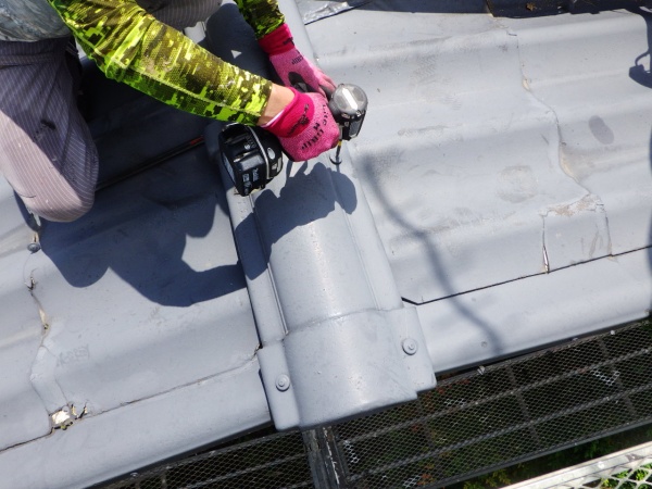 棟瓦の解体中です