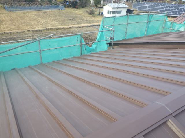 施工後１段目の棟違い屋根です