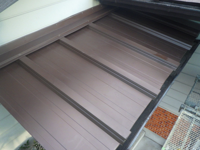 施工後の玄関屋根の状態です