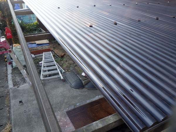 カーポート波板取り付け中です