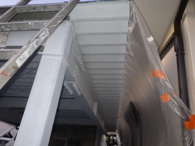 中塗り塗装中です