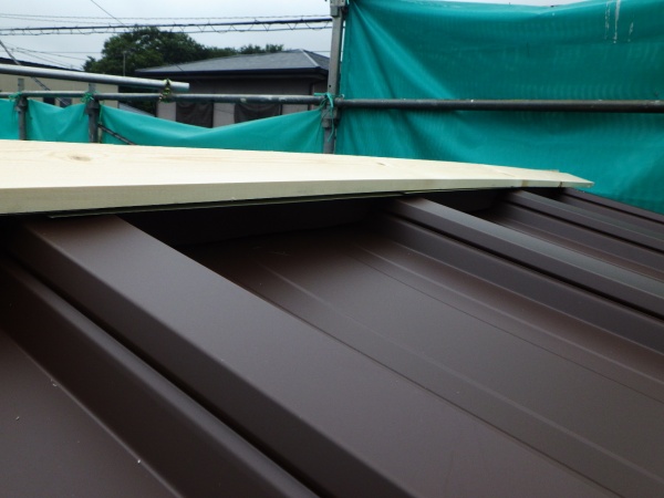 エプロン面戸と棟木の取り付け終了です