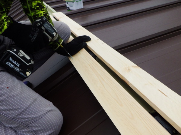 エプロン面戸と棟木の取り付け中です