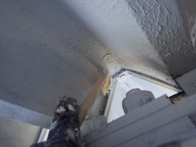 中塗り刷毛塗装中です