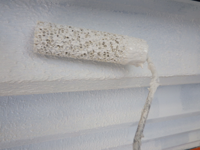 中塗りローラー塗装中です