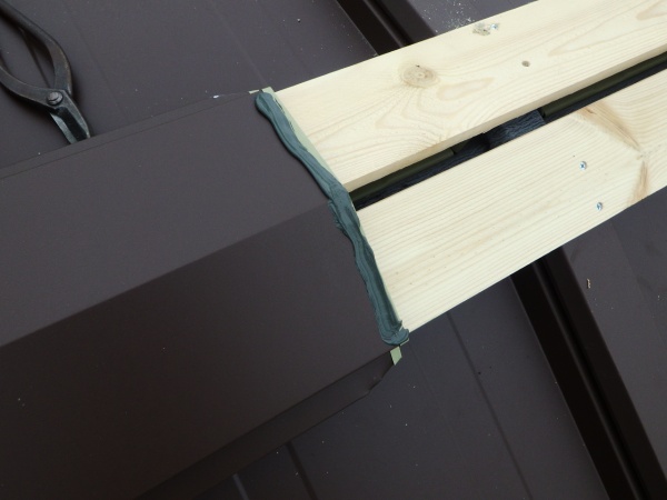 棟板金の取り付け中です