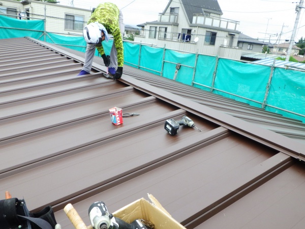 棟板金の取り付け中です