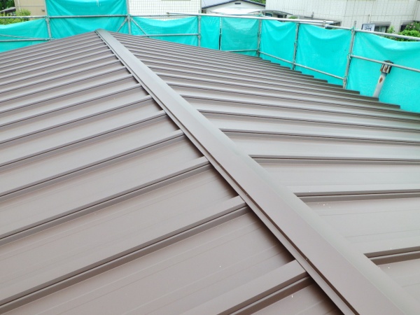 棟板金の取り付け終了です