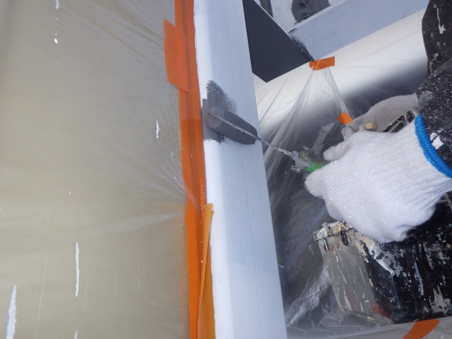 鉄骨の中塗りローラー塗装中です