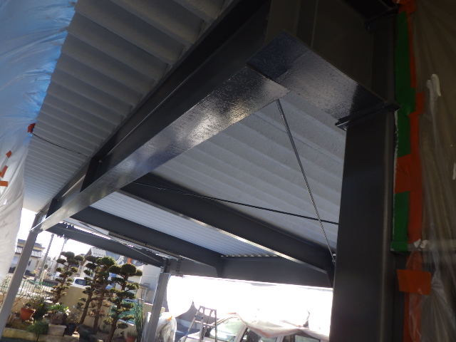 鉄骨の中塗り塗装終了です